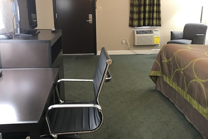 Room 11 of 28