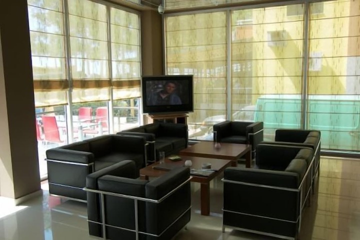 Lounge 23 of 35