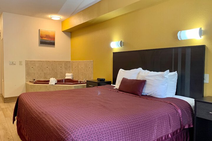 Deluxe King Bed (3 of 13)