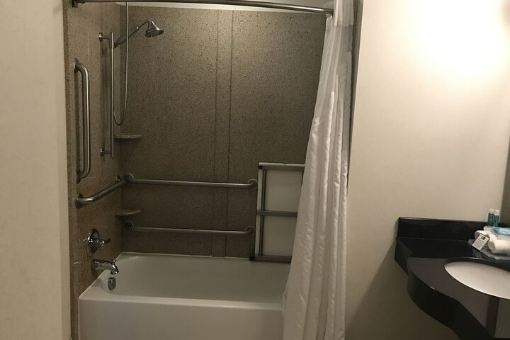 Room 24 of 40