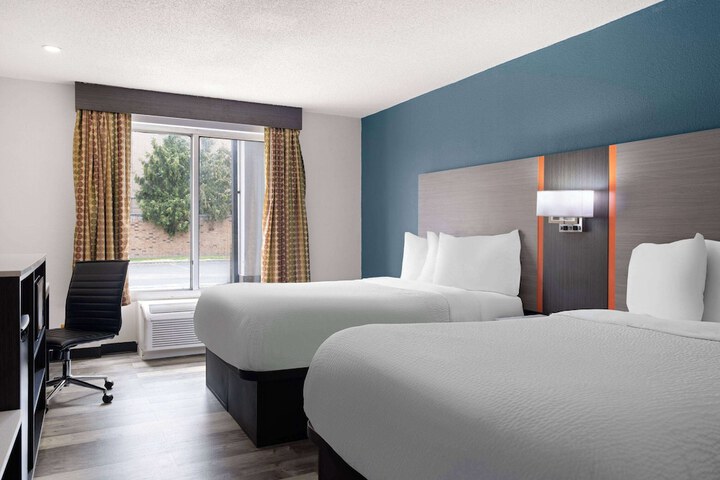 2 Double Beds (5 of 10)
