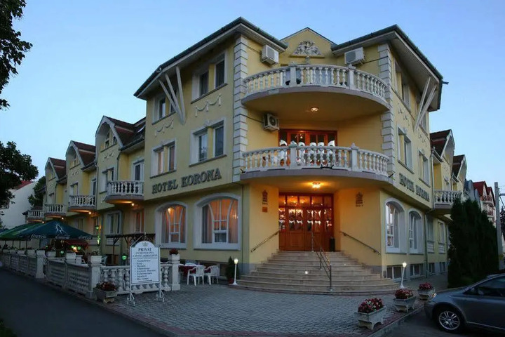 HOTEL KORONA**ES ETTEREM