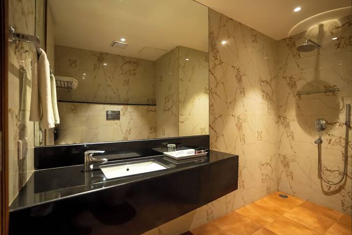 Room 32 of 60