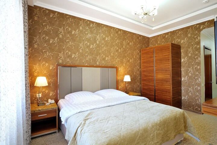 Room 4 of 37