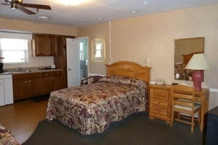 Room 6 of 15