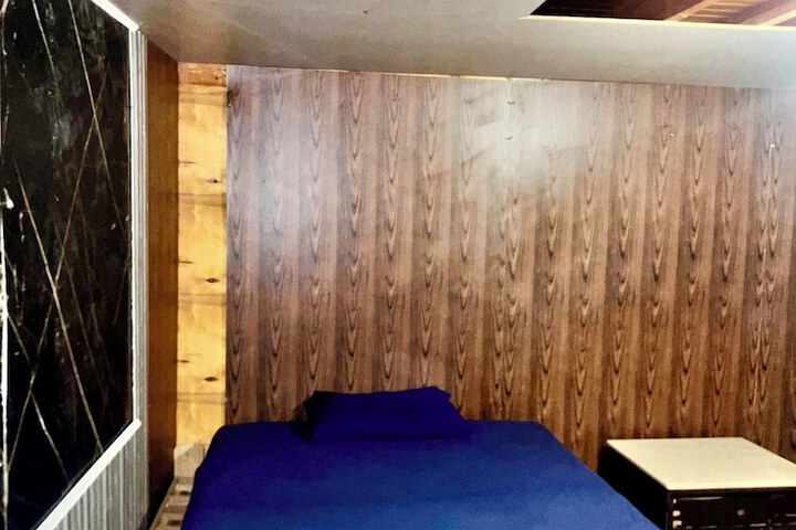 Room 8 of 16