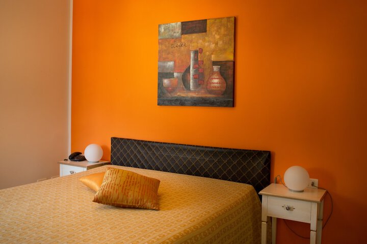 Room 10 of 33