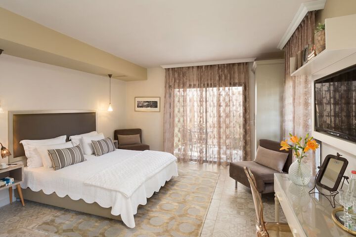 Room 12 of 38