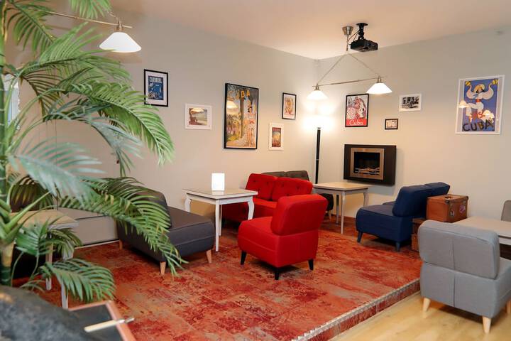 Lounge 55 of 61