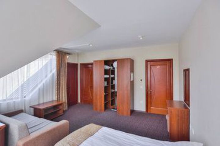 Room 16 of 25
