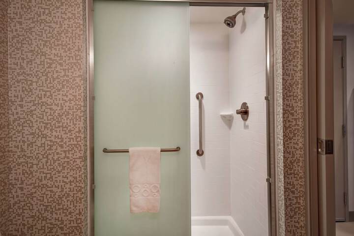 1 King Accessible Tub Studio Suite (4 of 14)