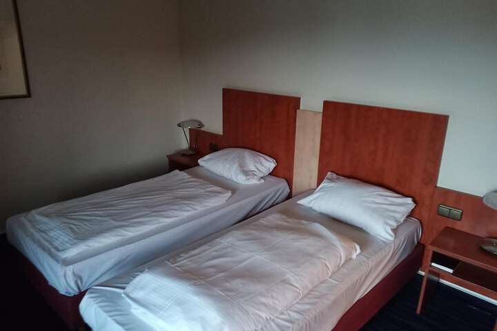 Room 10 of 32