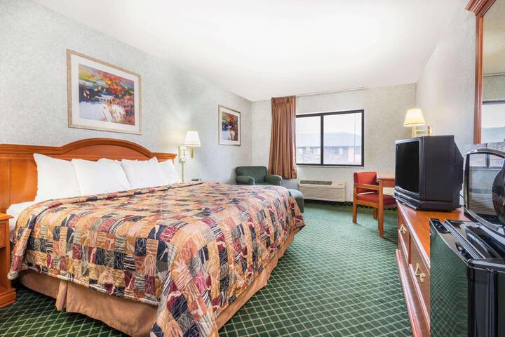 Standard | King Bed (5 of 15)