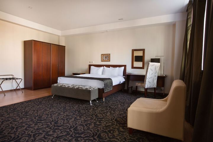 Room 18 of 103