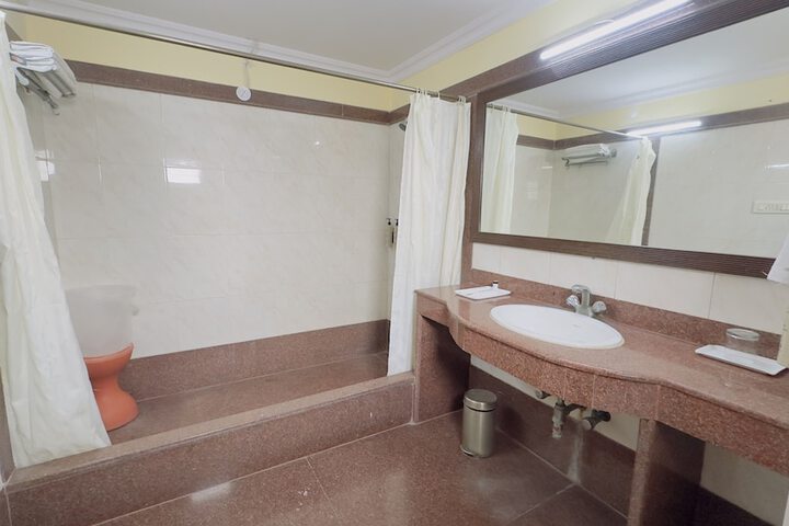 Room 9 of 18