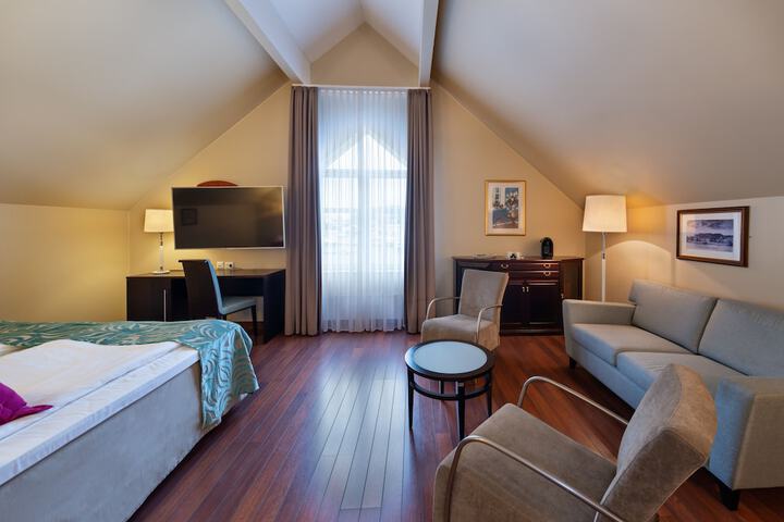 Room 14 of 83
