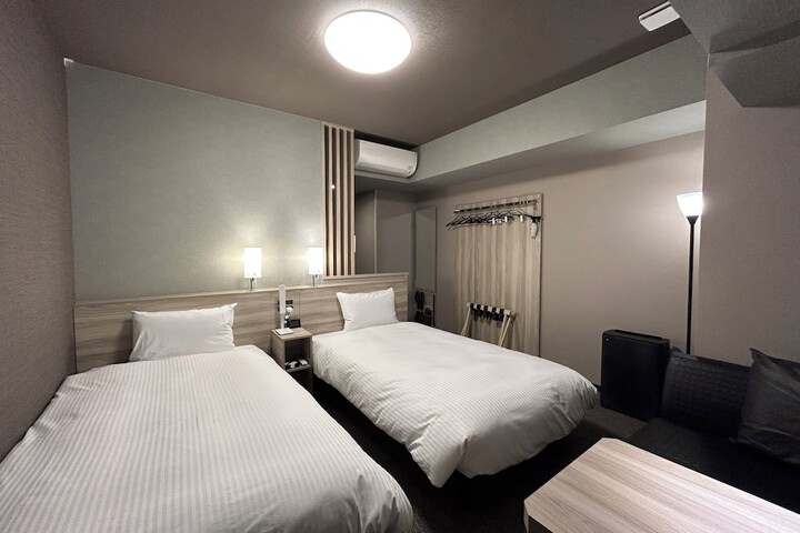 Room 9 of 28