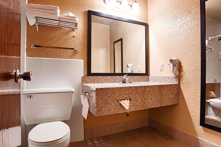 1 King Bed First Floor Microwave and Refrigerator WiFi Full Breakfast (5 of 26)