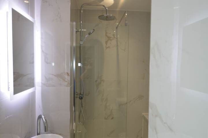 Room 10 of 14