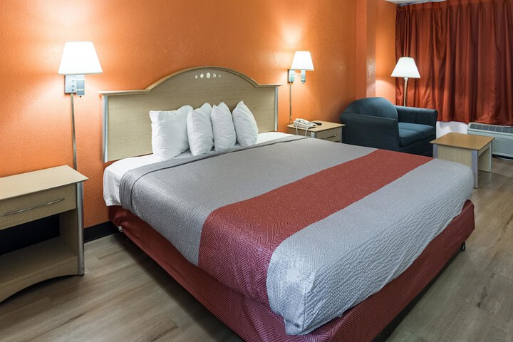 1 Queen Bed (12 of 16)