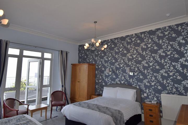 Room 3 of 32