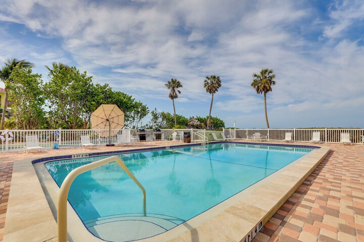 Sunlit Longboat Key Escape w / Private Resort Beach