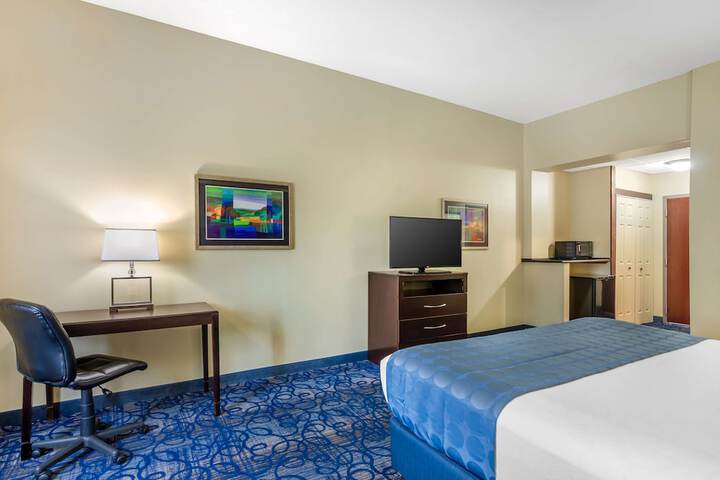 1 King Bed - Wireless High Speed Internet Accessible Microwave and Refrigerator Pillowtop (24 of 26)