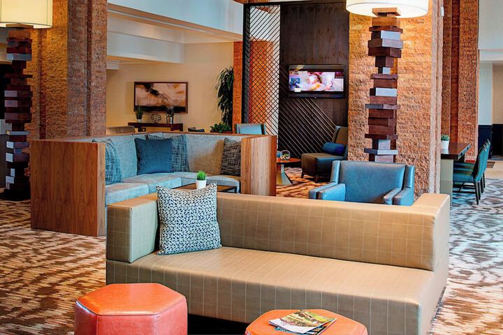 Lobby lounge