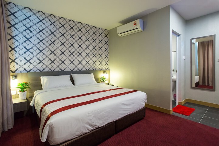 Room 13 of 36