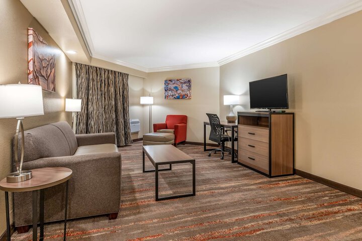 2 Queen Beds High Speed Internet Accessible Balcony or Patio Microwave and Refrigerator Full Breakfast (10 of 10)