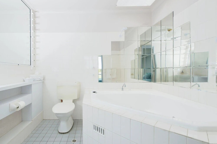 Room 4 of 7