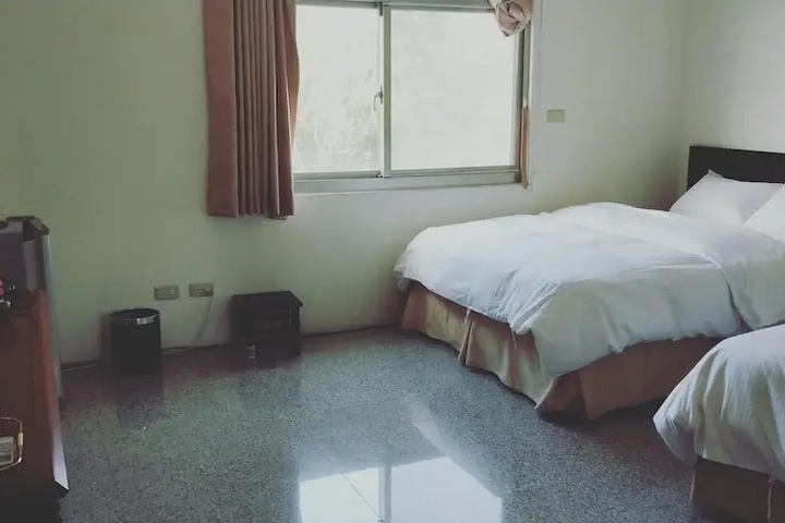 Room 5 of 10