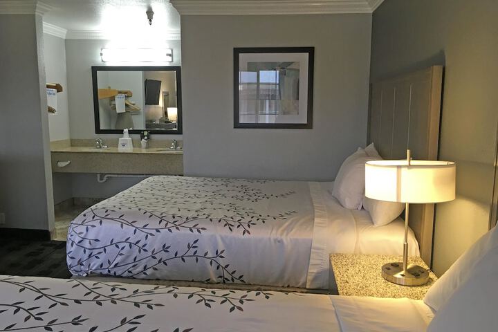 Queen Bed Accessible (5 of 45)