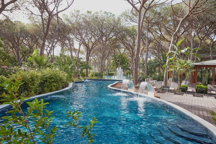 Hotel with Pool