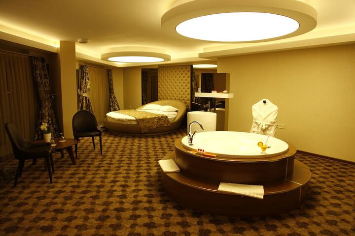 Room 10 of 48