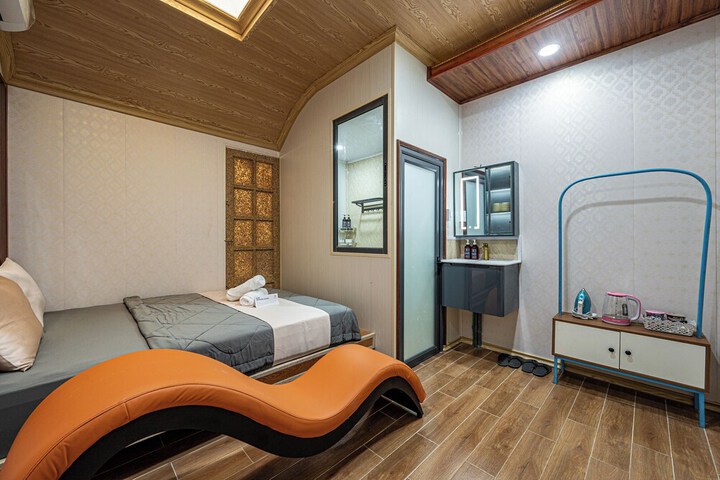 Room 14 of 33