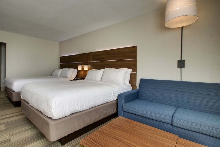 2 Queen Beds (12 of 36)