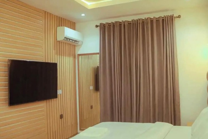 Room 3 of 6
