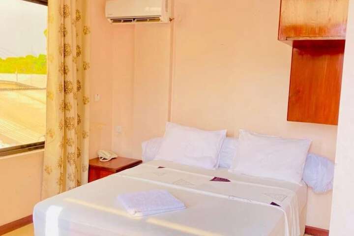 Room 4 of 9