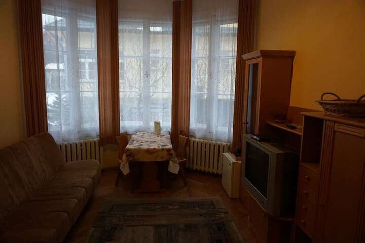 Room 6 of 10
