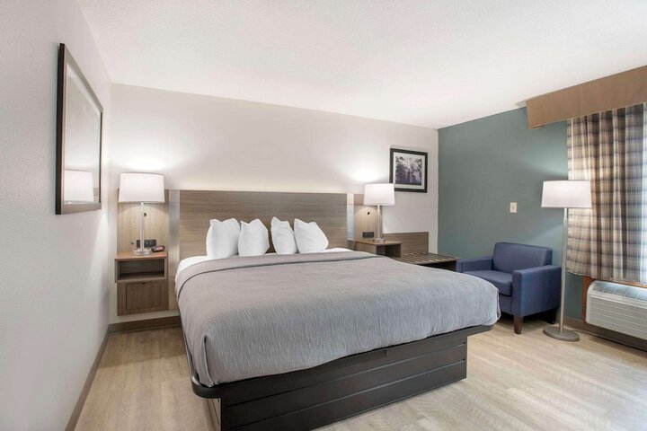 1 King Bed (14 of 14)