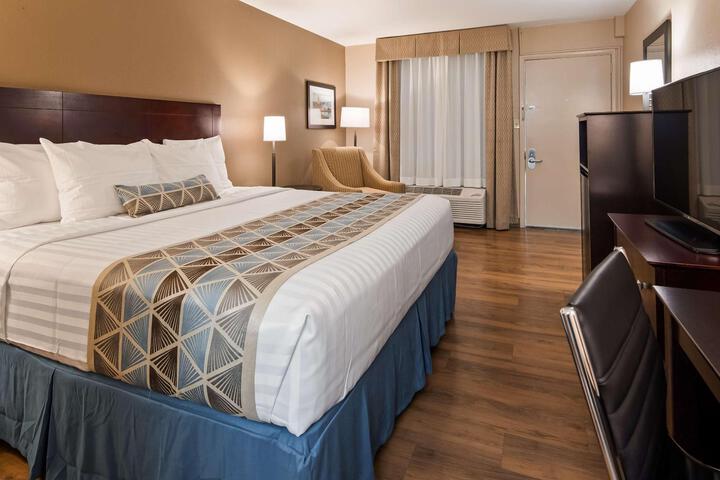 1 King Bed High Speed Internet Accessible Coffee Maker, Hairdryer Iron and Ironing Board Continental Breakfast (4 of 5)