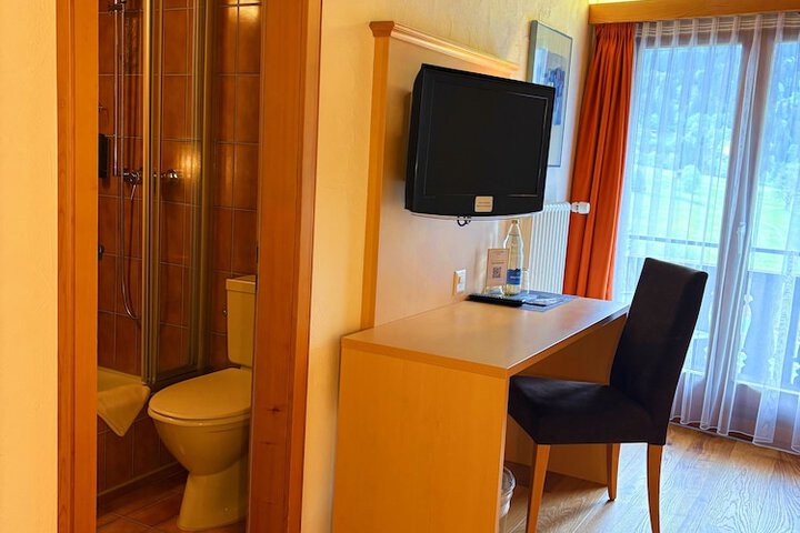 Room 9 of 62