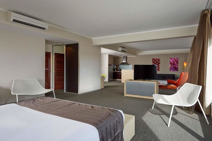 Room 4 of 7