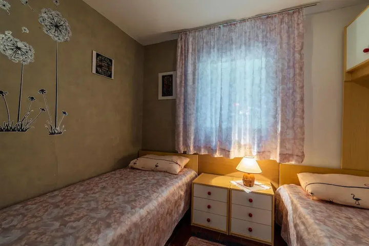 Room 6 of 13
