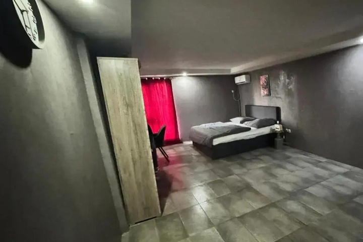 Room 5 of 10