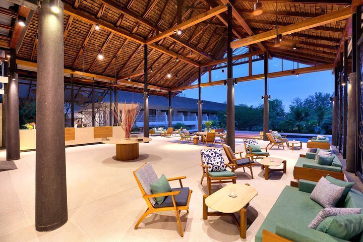 Entrance & Lobby