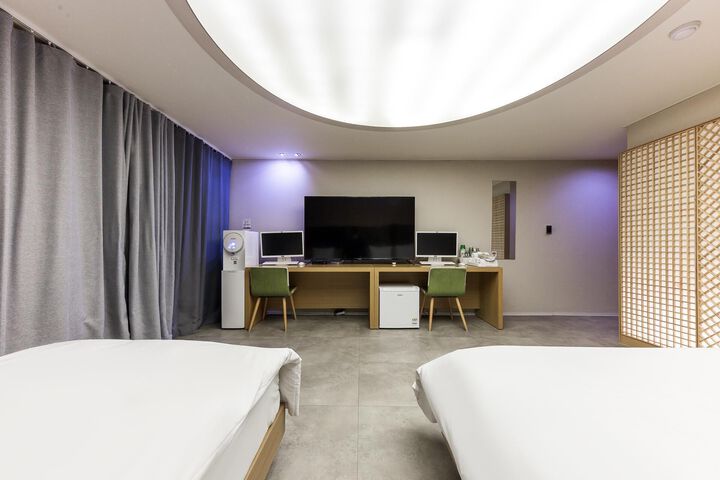 Room 93 of 120