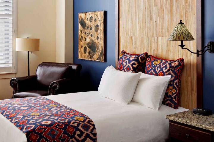 1 Queen Bed (16 of 25)