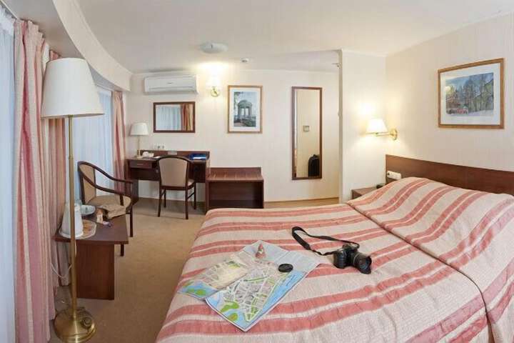 Room 5 of 99